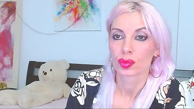 Snapshot of HoneyLara chatting on 10.10.25 HoneyLara online show from 10.10.25