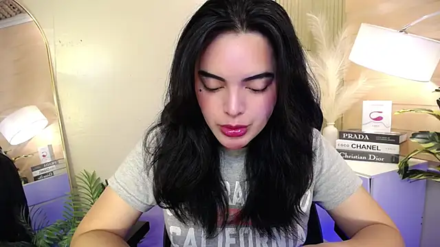 Snapshot of HotstuffCherrySummer chatting on 01.17.25 HotstuffCherrySummer online show from 01.17.25