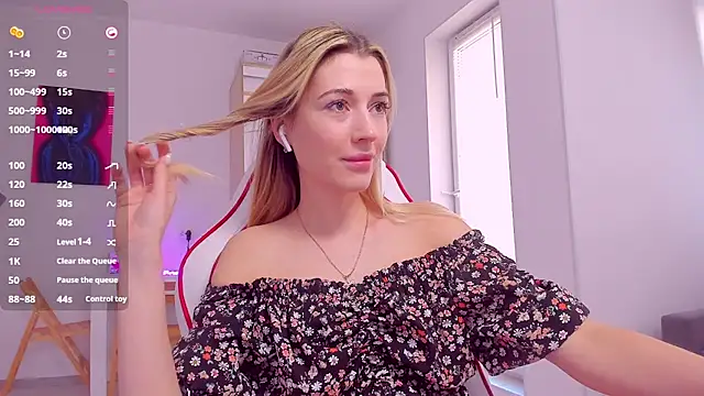 Snapshot of HotCarolineXO chatting on 03.09.25 HotCarolineXO online show from 03.09.25