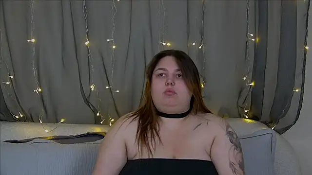 Snapshot of LillianKim chatting on 10.30.25 LillianKim online show from 10.30.25