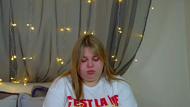 Snapshot of LillianKim chatting on 11.16.25 LillianKim online show from 11.16.25