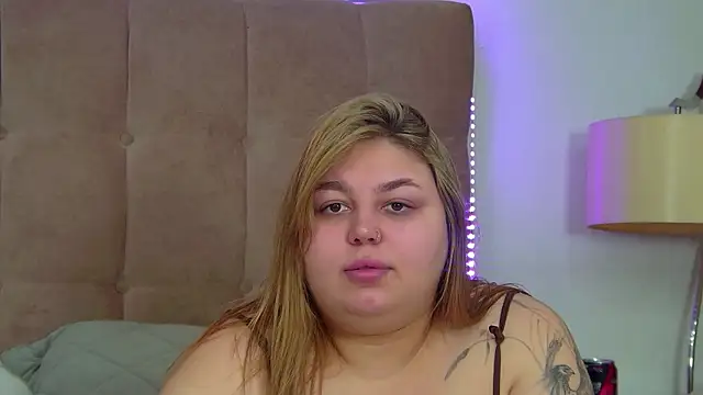 Snapshot of LillianKim chatting on 11.18.25 LillianKim online show from 11.18.25