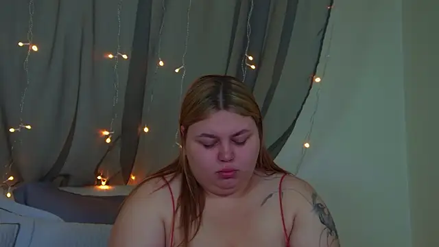 Snapshot of LillianKim chatting on 11.29.25 LillianKim online show from 11.29.25