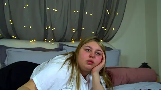 Snapshot of LillianKim chatting on 12.01.25 LillianKim online show from 12.01.25