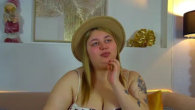 Snapshot of LillianKim chatting on 12.04.25 LillianKim online show from 12.04.25