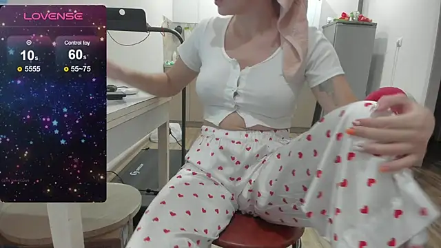 Snapshot of 92yourbitch922 chatting on 12.13.25 92yourbitch922 online show from 12.13.25