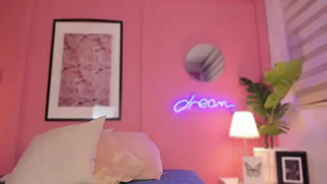 Snapshot of SoySaraa chatting on 01.27.25 SoySaraa online show from 01.27.25