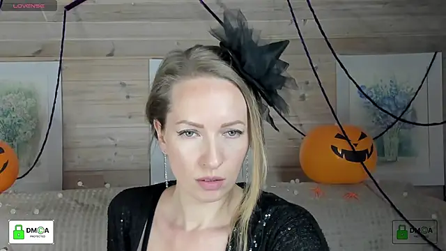 Queenymel online show from 10.31.25