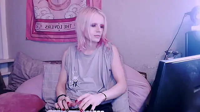 Snapshot of Alien_Bella chatting on 12.18.25 Alien Bella online show from 12.18.25