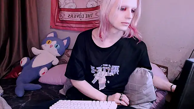 Snapshot of Alien_Bella chatting on 12.19.25 Alien Bella online show from 12.19.25