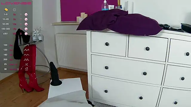 Snapshot of Latina_daily chatting on 11.27.25 Latina daily online show from 11.27.25