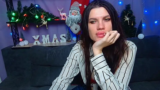 Snapshot of MilaLoona chatting on 12.23.24 MilaLoona online show from 12.23.24