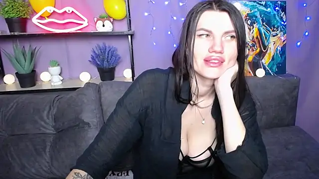 Snapshot of MilaLoona chatting on 01.23.25 MilaLoona online show from 01.23.25