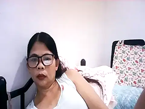 Snapshot of pinay_milfxx chatting on 11.29.25 pinay milfxx online show from 11.29.25