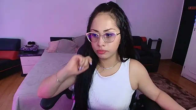 Snapshot of yesie_hot chatting on 02.14.26 yesie hot online show from 02.14.26