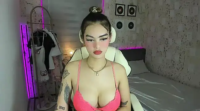 Snapshot of AlexandraMooree chatting on 02.08.25 AlexandraMooree online show from 02.08.25