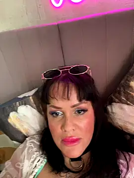 Lolaley2 online show from 10.27.25