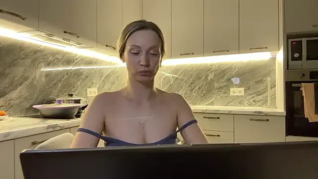 Alice Wonders online show from 01.06.25