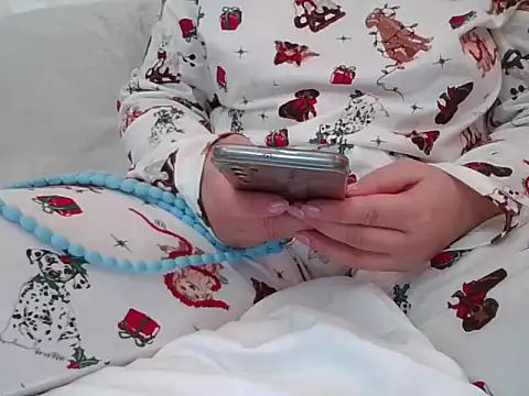 Snapshot of RealLittleRedRidingHood chatting on 11.01.25 RealLittleRedRidingHood online show from 11.01.25