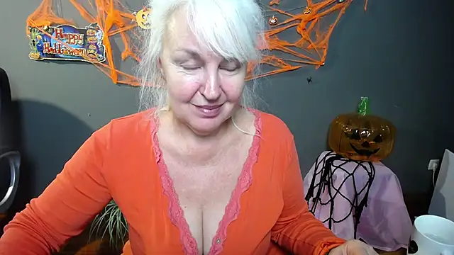 Snapshot of BlondyLeeBest chatting on 10.25.25 BlondyLeeBest online show from 10.25.25