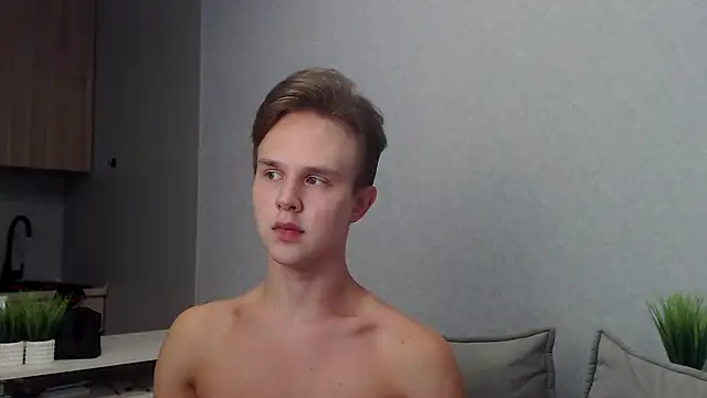 Snapshot of MartinMendez chatting on 09.21.25 MartinMendez online show from 09.21.25