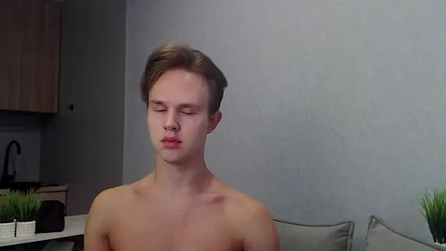 Snapshot of MartinMendez chatting on 09.30.25 MartinMendez online show from 09.30.25