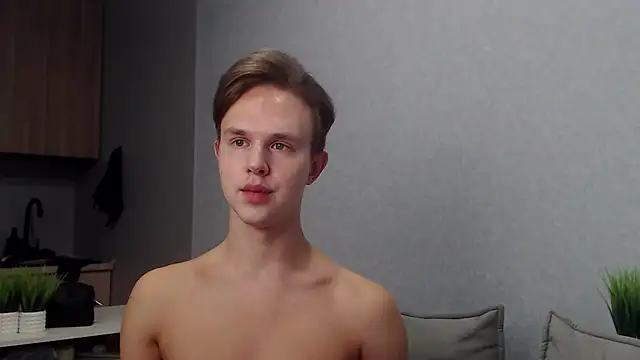 Snapshot of MartinMendez chatting on 10.13.25 MartinMendez online show from 10.13.25