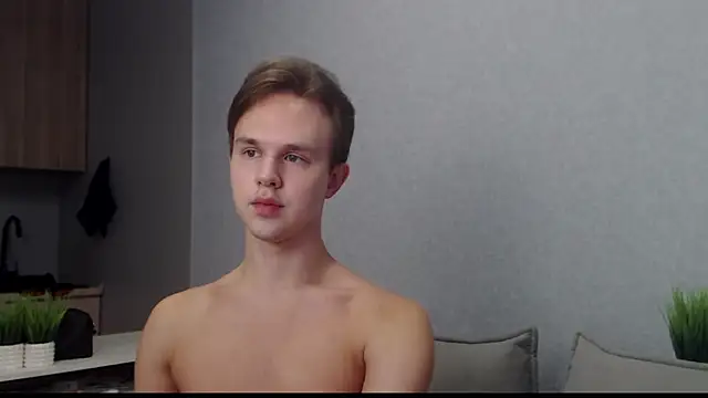 Snapshot of MartinMendez chatting on 10.24.25 MartinMendez online show from 10.24.25