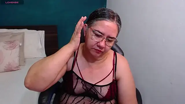 Snapshot of scaelettdubois chatting on 12.23.25 scaelettdubois online show from 12.23.25