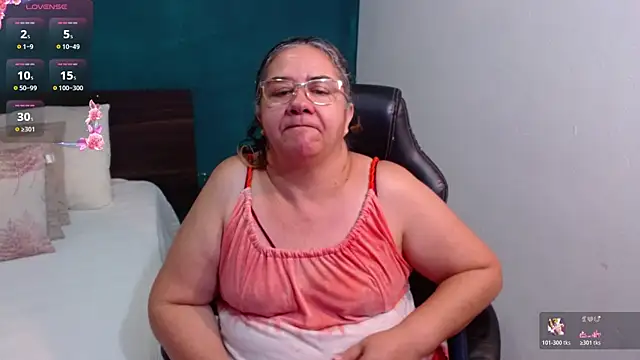 Snapshot of scaelettdubois chatting on 02.17.26 scaelettdubois online show from 02.17.26