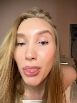 Snapshot of MariaTull chatting on 11.07.25 MariaTull online show from 11.07.25