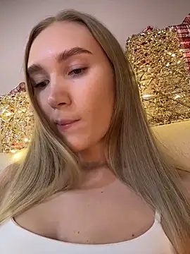 Snapshot of MariaTull chatting on 12.18.25 MariaTull online show from 12.18.25