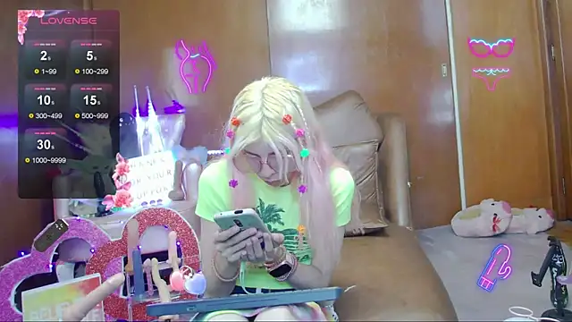 Skinygirl online show from 11.12.25