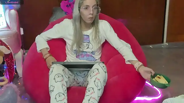 Skinygirl online show from 06.11.26