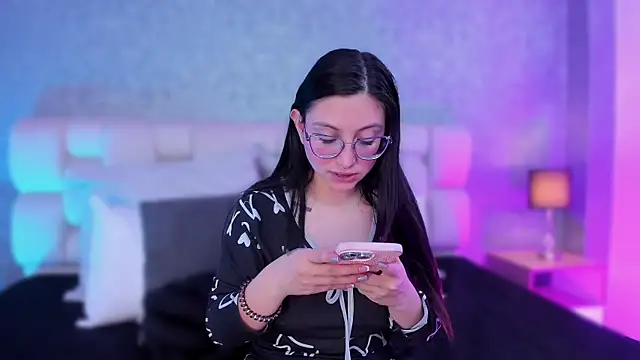 lucy neil online show from 02.04.25