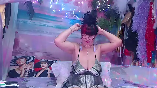 Snapshot of NightOrhideya chatting on 09.23.25 NightOrhideya online show from 09.23.25