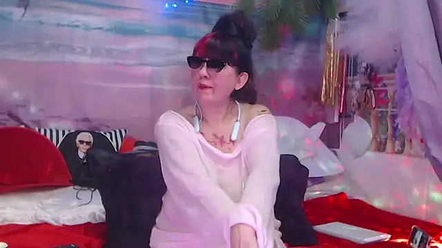 Snapshot of NightOrhideya chatting on 11.16.25 NightOrhideya online show from 11.16.25