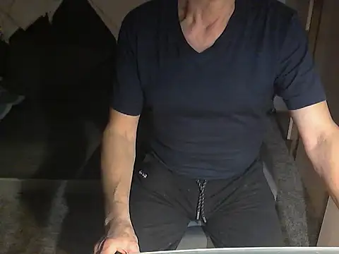 Snapshot of kiam471 chatting on 12.16.24 kiam471 online show from 12.16.24