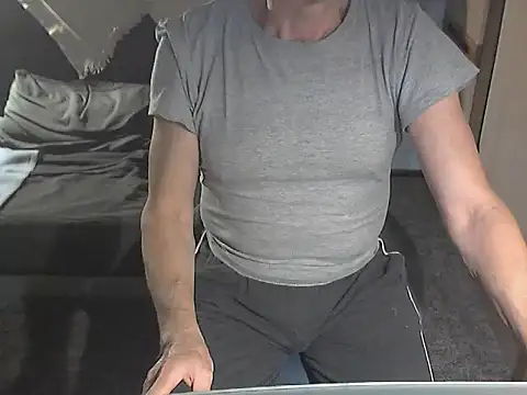 Snapshot of kiam471 chatting on 12.23.24 kiam471 online show from 12.23.24