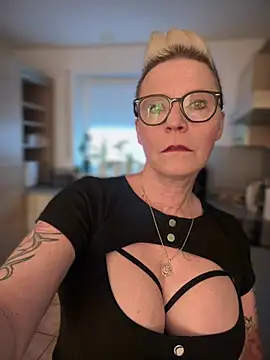 German Milf online show from 01.24.25