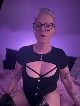 German Milf online show from 02.27.25