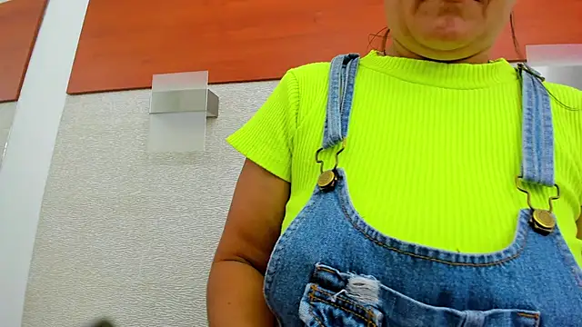 Snapshot of allice_green chatting on 11.15.25 allice green online show from 11.15.25