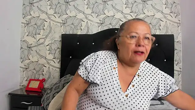 Snapshot of Keira_Lennox chatting on 12.15.25 Keira Lennox online show from 12.15.25