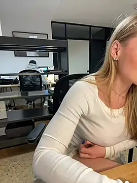 Snapshot of EmaSalis chatting on 01.21.25 EmaSalis online show from 01.21.25