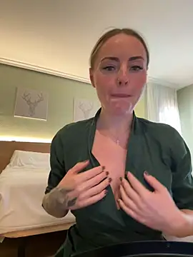 Snapshot of EmaSalis chatting on 10.27.25 EmaSalis online show from 10.27.25