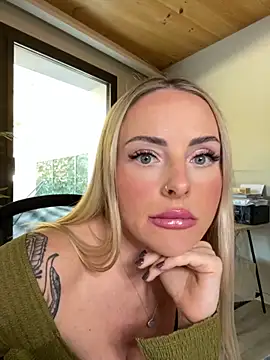 Snapshot of EmaSalis chatting on 11.03.25 EmaSalis online show from 11.03.25