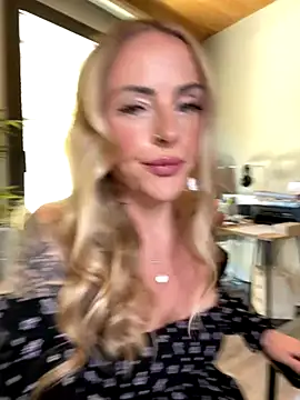 Snapshot of EmaSalis chatting on 11.04.25 EmaSalis online show from 11.04.25