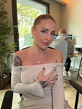 Snapshot of EmaSalis chatting on 11.10.25 EmaSalis online show from 11.10.25