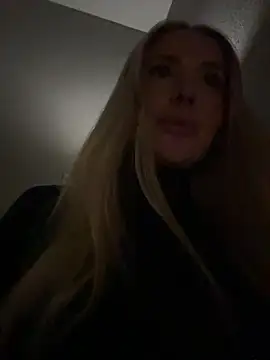 Snapshot of EmaSalis chatting on 11.16.25 EmaSalis online show from 11.16.25