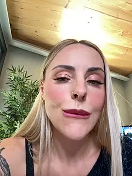 Snapshot of EmaSalis chatting on 11.19.25 EmaSalis online show from 11.19.25